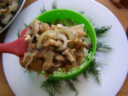 название картинки Салат с копченой курицей и грибами шампиньонами