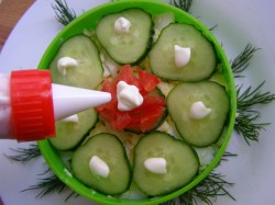 название картинки Салат с копченой курицей и грибами шампиньонами