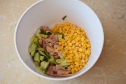 название картинки Салат с копченой курицей и кукурузой