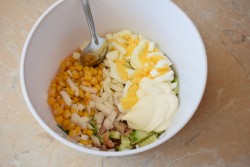 название картинки Салат с копченой курицей и кукурузой
