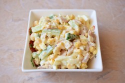 название картинки Салат с копченой курицей и кукурузой