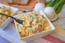 название картинки Салат с копченой курицей и кукурузой