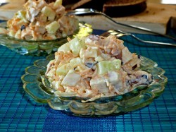 название картинки Салат с копченой курицей и огурцом