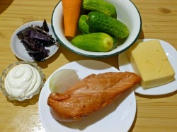 название картинки Салат с копченой курицей и огурцом