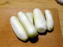 название картинки Салат с копченой курицей и огурцом