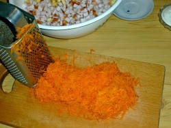 название картинки Салат с копченой курицей и огурцом