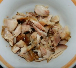 название картинки Салат с копченой курицей и сухариками