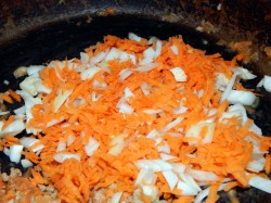 название картинки Салат с копченой курицей и сухариками