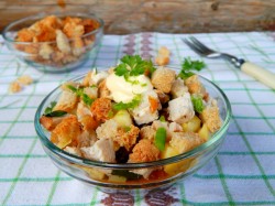 название картинки Салат с копченой курицей и сухариками