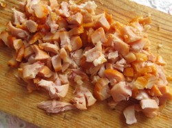 Салат с копченой курицей помидором сыром кукурузой