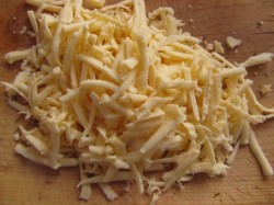 Салат с копченой курицей помидором сыром кукурузой