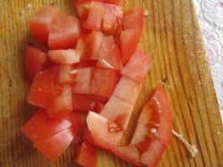 Салат с копченой курицей помидором сыром кукурузой