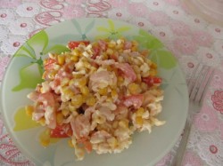 Салат с копченой курицей помидором сыром кукурузой