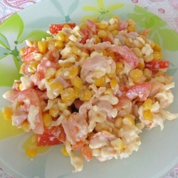 Салат с копченой курицей помидором сыром кукурузой