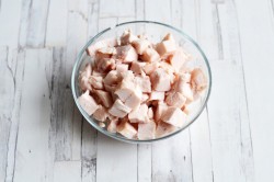 название картинки Салат с копченой куриной грудкой и ананасами