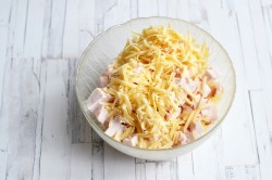 название картинки Салат с копченой куриной грудкой и ананасами