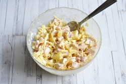 название картинки Салат с копченой куриной грудкой и ананасами