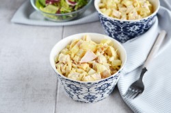название картинки Салат с копченой куриной грудкой и ананасами