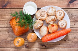 Салат с копченой куриной грудкой и шампиньонами