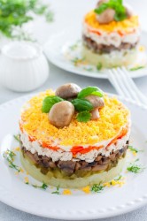 название картинки Салат Сказка с курицей и шампиньонами
