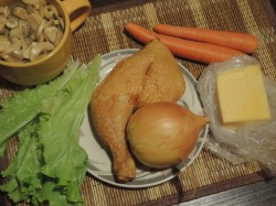 название картинки Салат с копченым окорочком и грибами