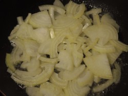 название картинки Салат с копченым окорочком и грибами