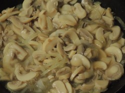 название картинки Салат с копченым окорочком и грибами