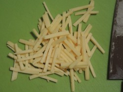 название картинки Салат с копченым окорочком и грибами