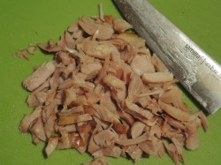 название картинки Салат с копченым окорочком и грибами