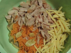 название картинки Салат с копченым окорочком и грибами