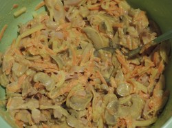 название картинки Салат с копченым окорочком и грибами