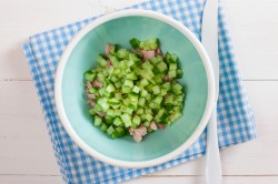название картинки Салат с копченым окорочком и кукурузой