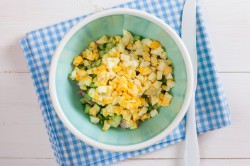 название картинки Салат с копченым окорочком и кукурузой