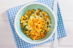 название картинки Салат с копченым окорочком и кукурузой