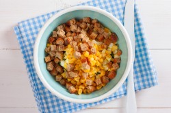 название картинки Салат с копченым окорочком и кукурузой