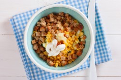 название картинки Салат с копченым окорочком и кукурузой