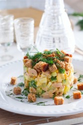 название картинки Салат с копченым окорочком и кукурузой