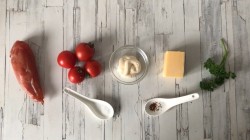 Салат с копчёной курицей и помидорами