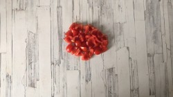 Салат с копчёной курицей и помидорами