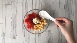 Салат с копчёной курицей и помидорами