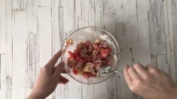 Салат с копчёной курицей и помидорами