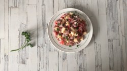 Салат с копчёной курицей и помидорами