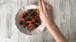 Салат с копчёной курицей и болгарским перцем