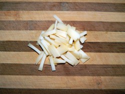 Салат с корейской морковью и колбасой