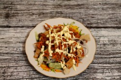 название картинки Салат с корейской морковью и сухариками