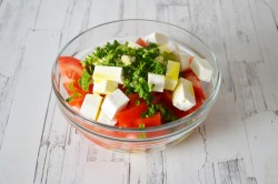 Салат крабовые палочки помидоры сыр