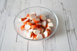 Салат крабовые палочки помидоры сыр