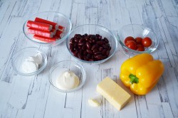 Салат с фасолью и крабовыми палочками