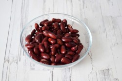 Салат с фасолью и крабовыми палочками