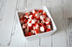 Салат с фасолью и крабовыми палочками